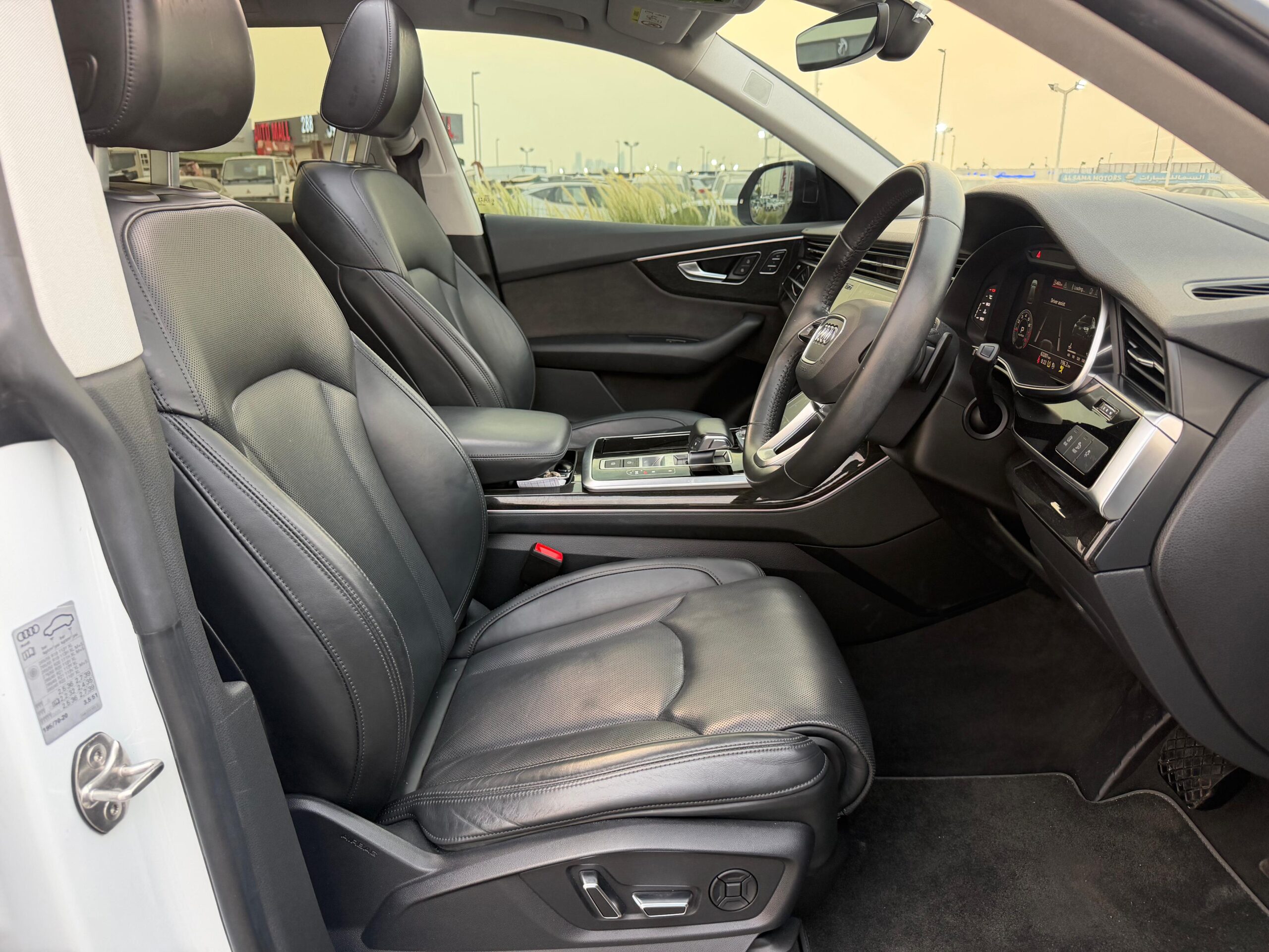 AUDI Q8 2019 - Image 18