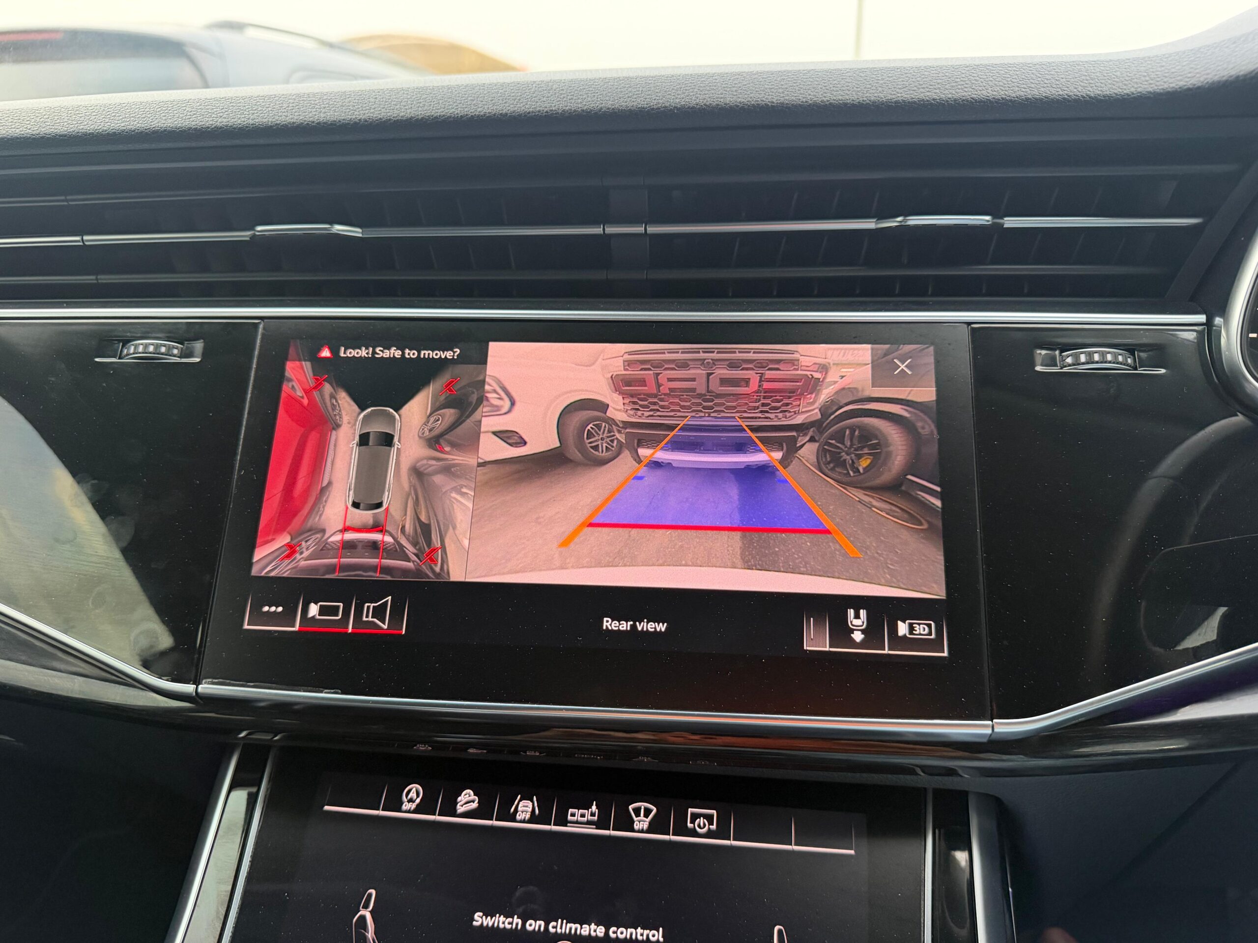 AUDI Q8 2019 - Image 32